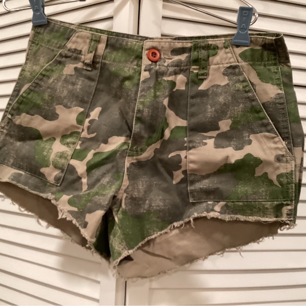 Billabong Peace Not War Woman’s Shorts in Camo
